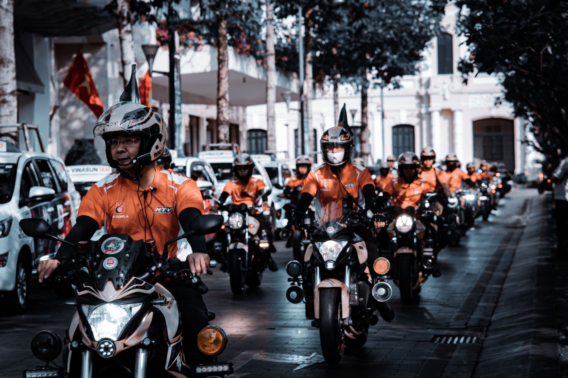 Rủ nhau phượt xuyên Việt, tới đoạn đường mòn Hồ Chí Minh thì cả nhóm chần chừ